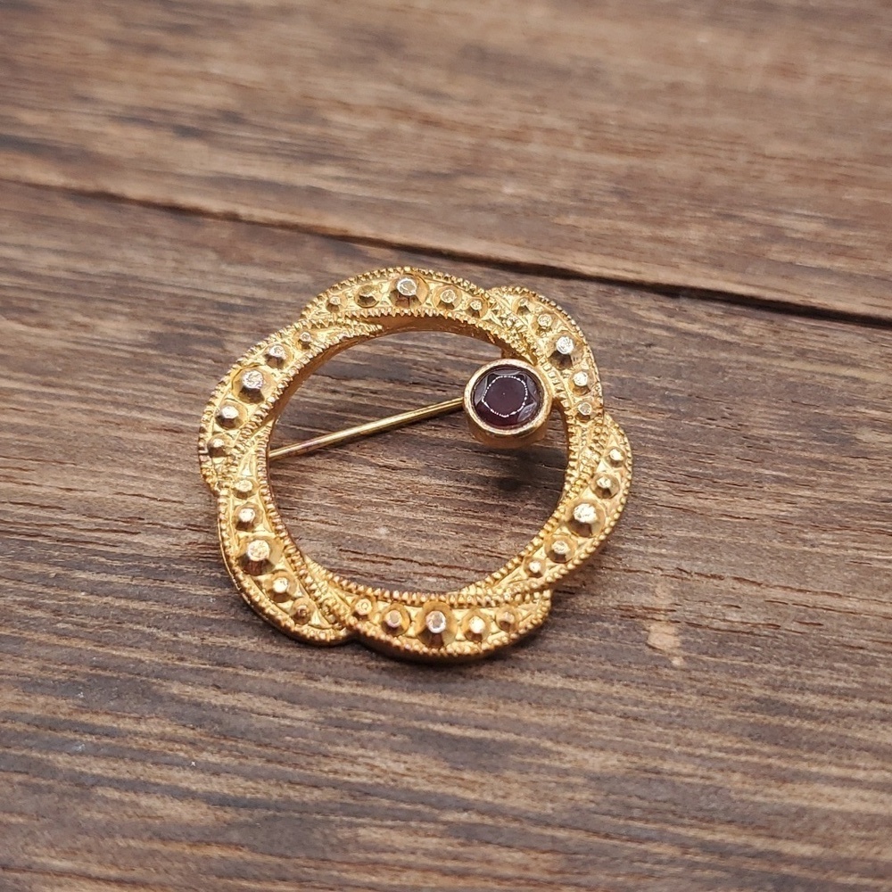 B657 classy knotted wreath brooch vintage estate